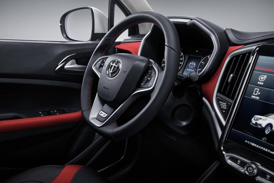 Интерьер Brilliance V3 S 2017 года  (фото 2 из 16)